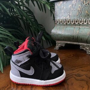 Jordan 1 Mid Toddler High-Top Sneakers in Black, Gray & Red